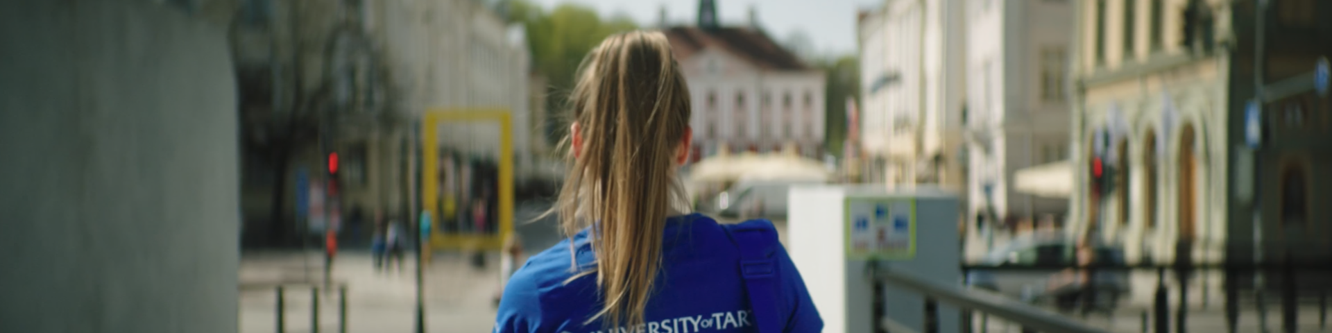 Tartu Ülikooli tudeng kaarsillal (turundusvideo kaader)